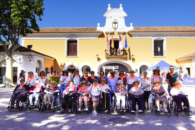 Voluntarios UDP con Usuarios en la Feria
